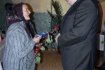 Голова Закарпатської ОДА Олег Гаваші вітає з високим званням одну із матерів-героїнь.