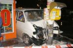В Киеве водитель сбил пешеходов, повредил киоск и скрылся