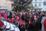 Полторы тысячи маленьких Николайчиков вместе с взрослыми зажгли елку в Ужгороде