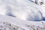 МЧСники Закарпатья предупреждают отдыхающих и туристов о снежных лавинах