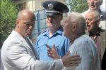 репрессированные не дают выступить мэру Ужгорода Сергею Ратушняку