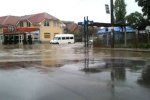 В Ужгороде многие водители привыкли к частым потопам улиц