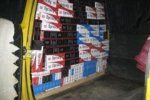 На Закарпатье выявили тайник "ничейных" 2500 пачек сигарет
