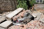 В центре столицы на "Мазду" рухнула стена, - никто не виноват!