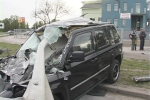 В Киеве отбойник проткнул внедорожник Jeep Patriot насквозь