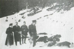 Березень 1939. Угорські солдати та цивільні розстрілюють січовиків у селі Ясеня.