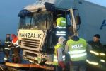 В Чехии при лобовом столкновении грузовика с легковым автомобилям погиб один человек