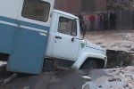 В центре Харькова грузовик провалился под землю
