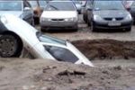 В Киеве в образовавшуюся яму на дороге провалился автомобиль