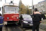 В Киеве легковой автомобиль "Рено" протаранил трамвай