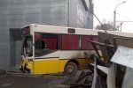 В Казахстане "бешеный" автобус сорвался с ручника и протаранил все на своем пути