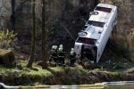 В Чехии автобус сорвался с семиметровой высоты в обрыв