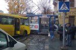 Во Львове маршрутка врезалась в трамвай: пострадали 2 человека