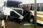 В Крыму грузовик на скорости врезался в пассажирский автобус