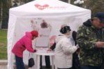 Жители Закарпатья, подходя к палаткам, выражают поддержку Юлии Тимошенко