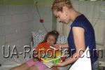 Тина Кароль во время визита Мукачевской детской больницы