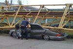 В Житомире водитель "Мерса" выжил после падения крана