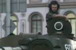 В Киеве танк Т-34 едва не раздавил блондинку на Nissan Note