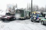 В Киеве эвакуатор протаранил маршрутку, погибла женщина