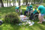 На Закарпатье инвалиды убирали мусор за неинвалидами