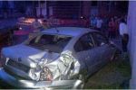 В Мукачево автомобиль протаранил рекламу и врезался в здание ЗАГСа