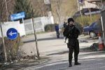 В косовском городе Митровица произошла перестрелка между группами молодых албанцев и сербов, сообщает Reuters