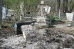 В Ужгороде юные вандалы повредили надгробные кресты на кладбище