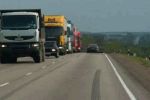 На Закарпатье водители грузовиков ездят пока в любую жару