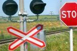 В Закарпатье беда не научила : водители упрямо едут через переезды перед поездом