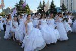 Девушки прошлись праздничным шествием по проспекту Свободы