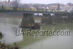 В Ужгороде под мостом вновь полно мусора