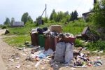 В Ужгороде в переполненные мусором контейнеры скидывают и строительный мусор