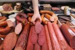 В ужгородском супермаркете голодная девушка украла колбасу, но не успела съесть