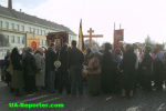 Сегодня в Ужгороде возле здания Закарпатской областной администрации на площади Народной в Ужгороде собралась толпа людей