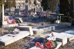 На Закарпатье пьяный юноша повалил кучу надгробных памятников