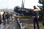 На Ялтинской трассе перевернулся грузовик, водитель погиб