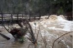 В Закарпатье во время паводка разрушаются дома, дороги и мосты