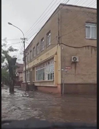 Дороги поплыли: В Закарпатье город начал уходить под воду 