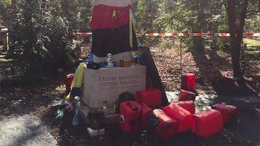 В Мюнхене неизвестные чем то удобрили могилу украинского фюрера Степана Бандеры