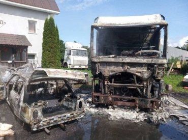 Пожежа вщент знищила два автомобілі на Закарпатті