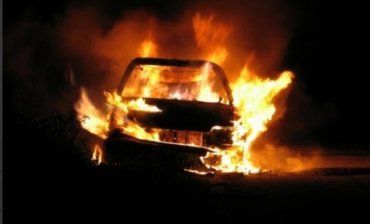 На Закарпатье в 12 километрах от леса сгорел неизвестный автомобиль
