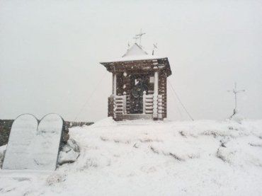 В Закарпатье неожиданно падать снег, а где-то и вовсе бушует метель