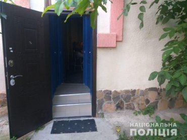 На Закарпатье полицейские ворвались в "гости" к владельцу нелегального бизнеса