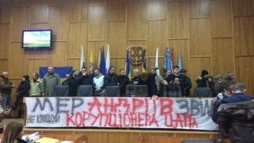 Заседание Ужгородского горсовета блокируют люди с плакатами