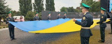 В Ужгороде подняли 30-метровый флаг Украины 