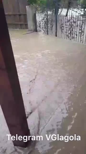 Страшный паводок в Закарпатье набирает жутких оборотов - вода уже под порогом домов 