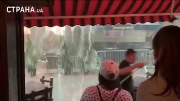 Аномальная погода в Украине выжила из ума: Пока в Киеве жара, во Львове от урагана летают палатки 