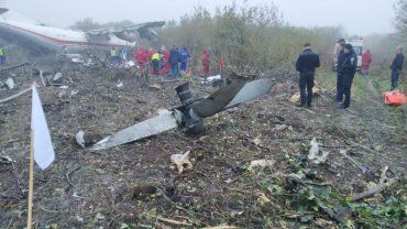 Четверо пассажиров погибли: 42 спасателя работают на месте авиакатастрофы под Львовом 