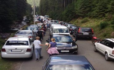 Словно с цепи сорвались: Туристы валят в Закарпатье как ненормальные, дороги буквально заблокированы