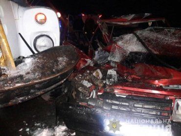 Погибла пассажирка: Полицейские опубликовали жуткие фото с места смертельного ДТП в Закарпатье 
